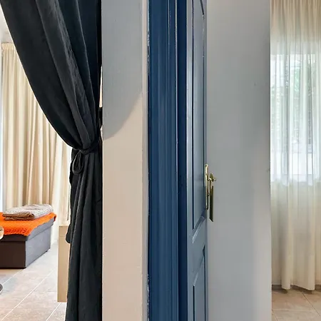 La Perla, Cristianos